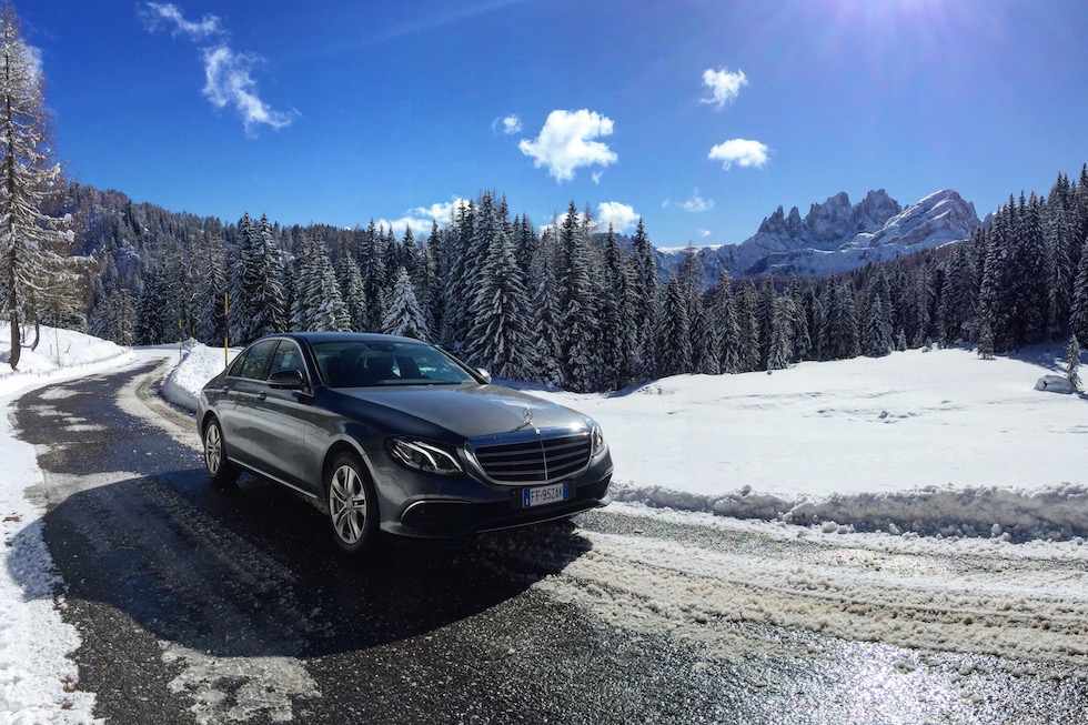 Automobile Mercedes-Benz al Passo di San Pellergino in Val di Fassa in inverno