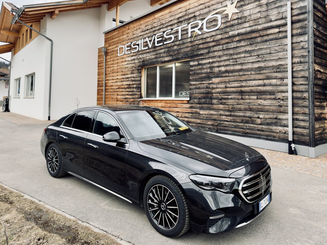 Mercedes-Benz Classe E di Desilvestro Taxi e Viaggi nella sede di Moena, Val di Fassa