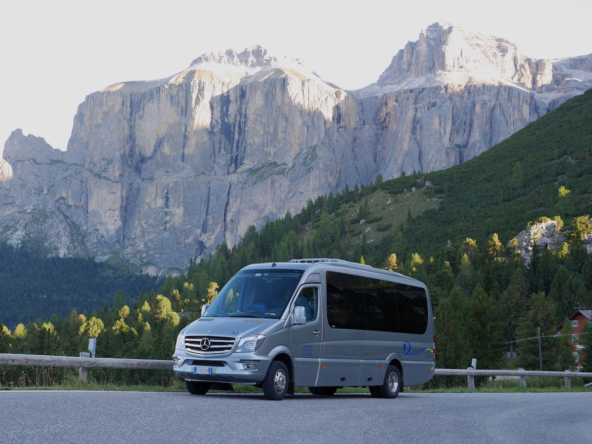 Foto Mercedes-Benz Sprinter Capri 519 di Desilvestro Taxi e Viaggi in Val di Fassa