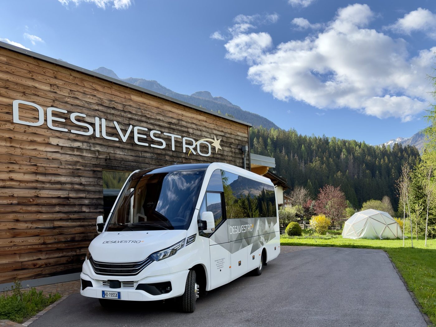 Minibus Iveco Daily Furore di Desilvestro Taxi e Viaggi nella sede di Moena, Val di Fassa