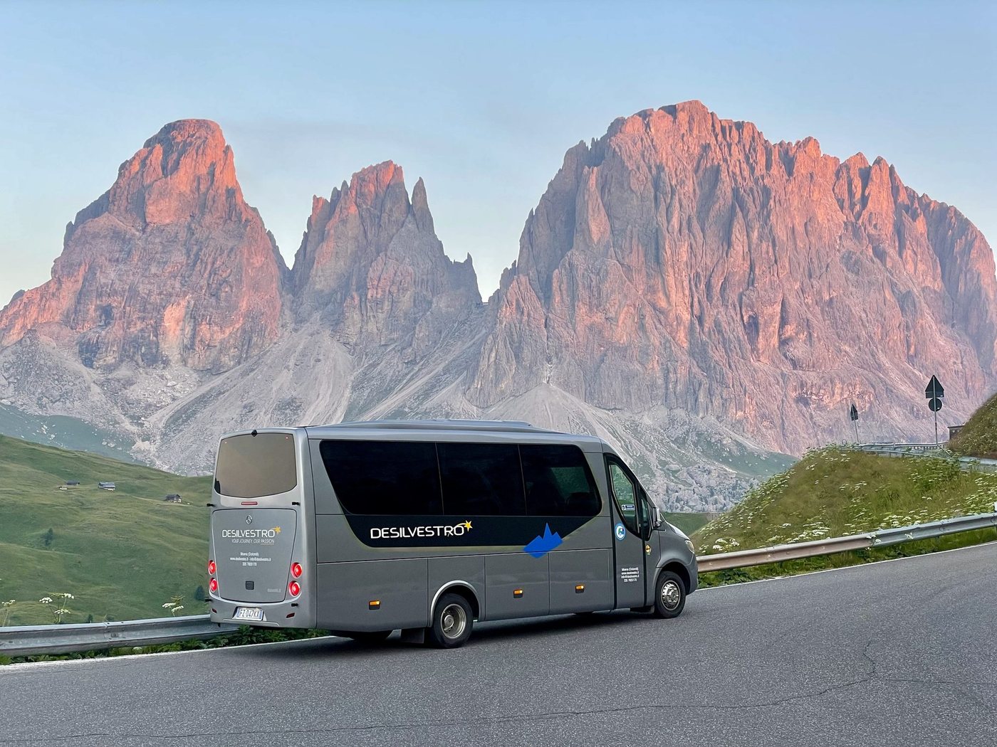 Minibus Mercedes-Benz di Desilvestro Taxi e Viaggi ai piedi del Sassolungo, Val di Fassa