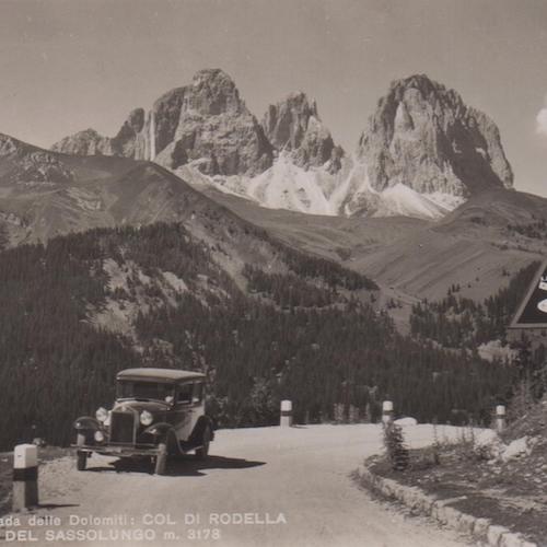 Veicolo sul Passo Pordoi in Val di Fassa con vsta della Montagna Sasso Lungo